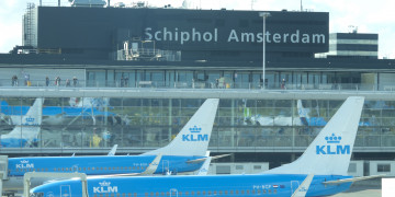 KLM en easyJet vliegtuigen botsen bij gate Schiphol